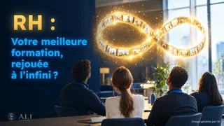 Vignette de la vidéo : « RH : votre meilleure formation, rejouée à l’infini ? », au-dessus d’une salle de formation traversée par une boucle dorée lumineuse